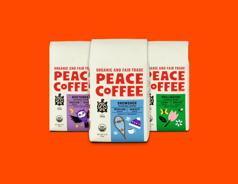 Trois paquets de Peace Coffee, un commerçant WooCommerce.